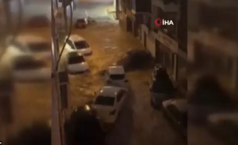 İzmir’de sağanak: Ev ve iş yerlerini su bastı, araçlar suya gömüldü