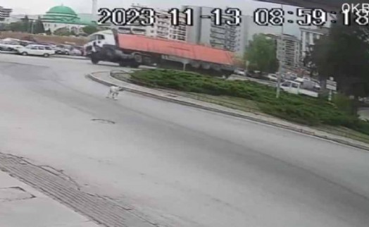 İzmir'de virajı alamayan tır devrildi