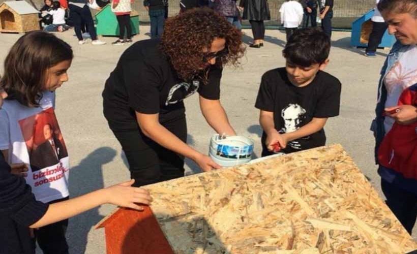 İzmirli öğrenciler sokak hayvanlarına barınak yaptı