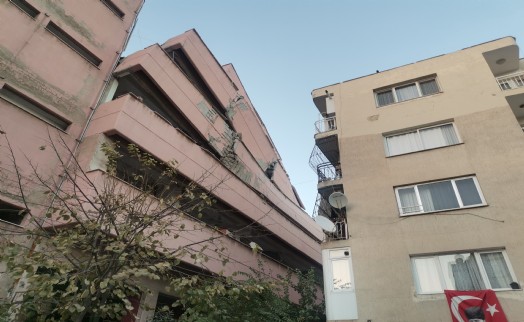İzmir'de yıkımı yapılan lise yan yattı, 3 apartman boşaltıldı