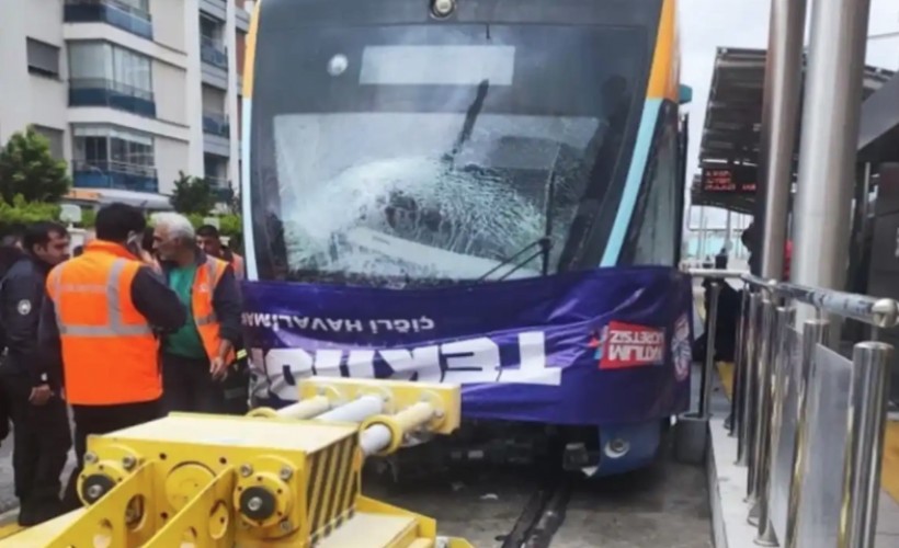 Karşıyaka'da tramvay kaza yaptı