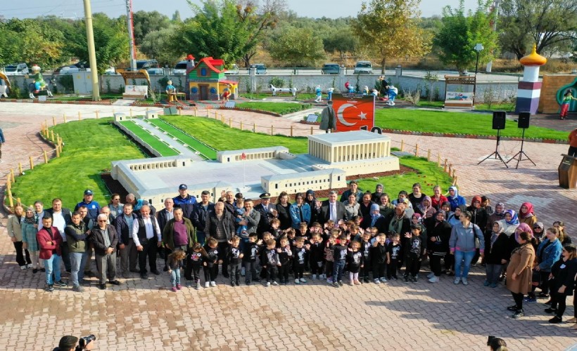 Kınıklı çocuklar Çocuk Köyü’ndeki Anıtkabir Miniatürk’te