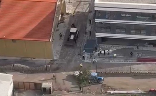 Kızgın kepçe operatörü işçileri iş makinesiyle kovaladı