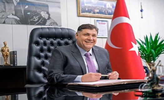 Menderes'te öğrencilerin yüzü güldü; Belediyeden 2 bin lira maddi destek