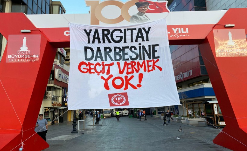 TİP İzmir'den dev pankart: Yargıtay darbesine geçit vermek yok!