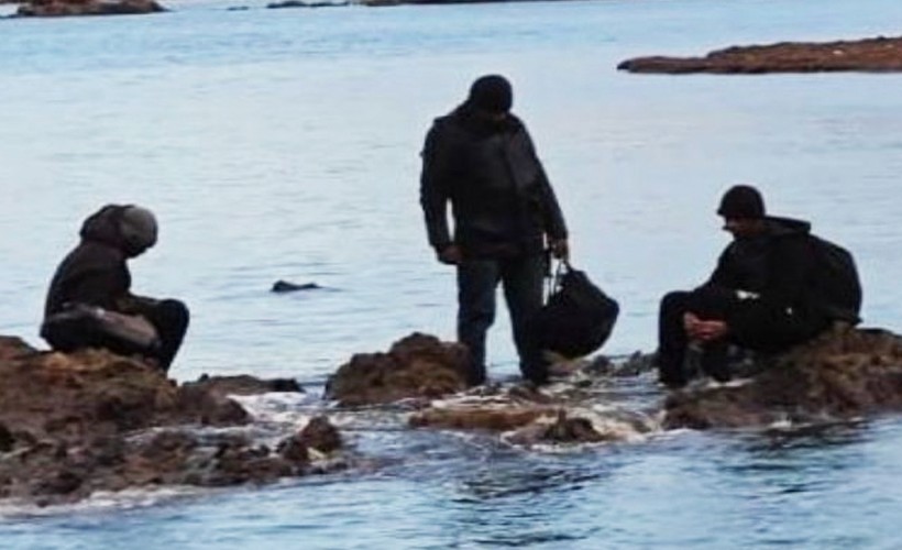 Botları batınca mahsur kalan göçmenler deniz polisine yakalandı