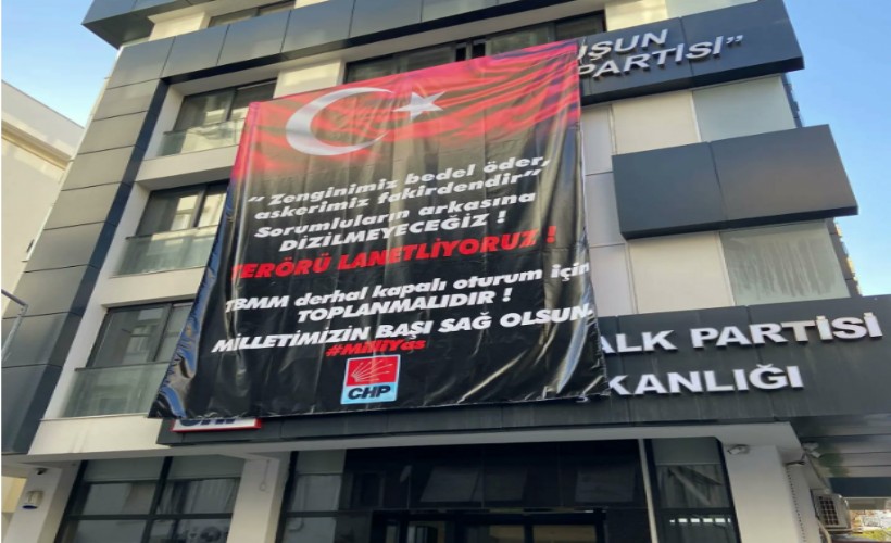 CHP İzmir il binasına 'Terörü Lanetliyoruz' pankartı asıldı