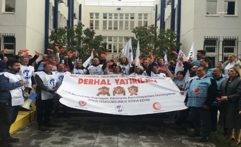 Ege Üniversitesi Hastanesi sağlıkçılarından kırmızı kartlı protesto