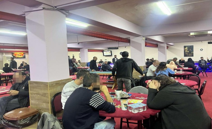 İzmir'de kumar oynayan 88 kişiye baskın