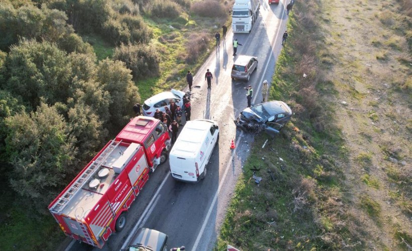 İzmir iki araç kafa kafaya çarpıştı: 2 kişi yaralandı