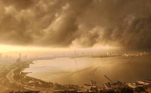 İzmir'de gökyüzünde buluttan duvar şenliği