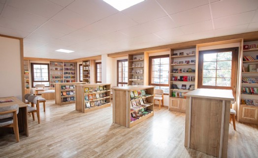 İzmir'in 24 saat yaşayan 100. Yıl Kitap Kafe ve Kütüphanesi açıldı