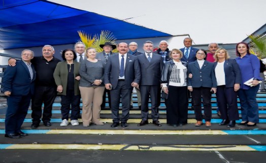 İzmir'in eski başkanları ve meclis üyelerinden Başkan Sandal'a destek
