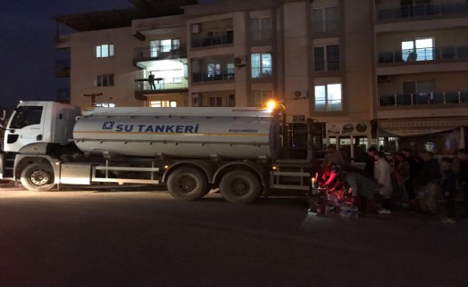 İzmir'in o ilçesinde 3 gündür su çilesi: Tankerler önünde kuyruk