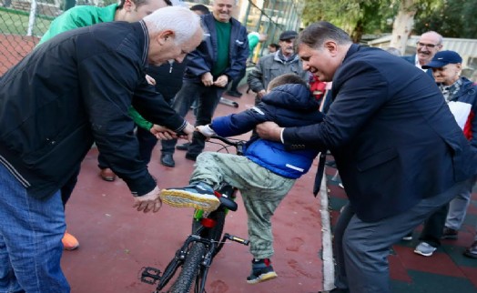 Karşıyaka'da çocuklar hayallerindeki bisikletlere kavuştu
