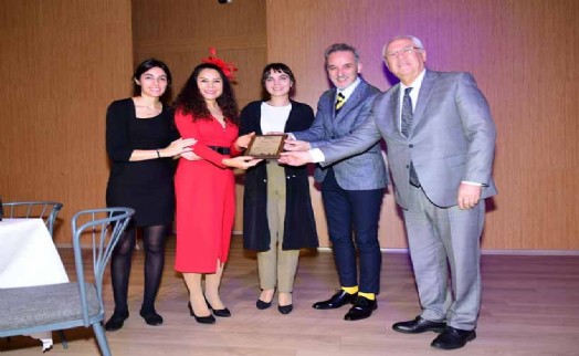 Mümkün Dünyalar oyunu Karabağlar'da sahnelendi