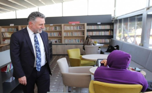 Öğretmen Başkan'dan Bayraklı'ya 6 kitap kafe