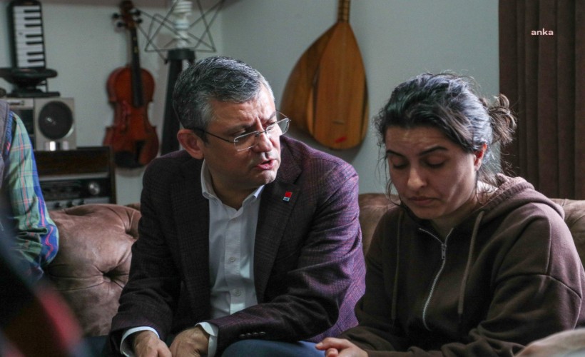 Özgür Özel, motokurye Yunus Emre Göçer'in ailesini ziyaret etti