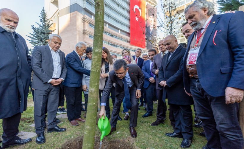 Özgür Özel '31 Mart zaferi' ümidiyle çınar ağacı dikti