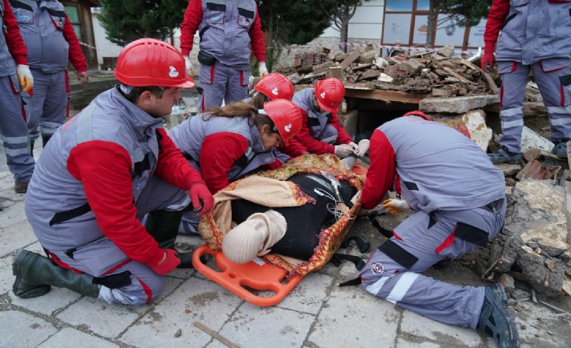 Seferihisar'da deprem tatbikatı gerçeği aratmadı