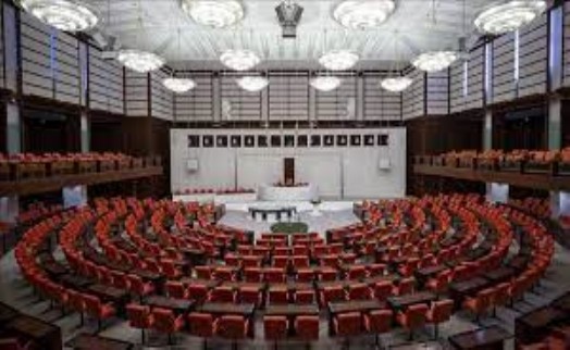 Son 7 ayda Meclis'te 61 milletvekili partisinden istifa etti