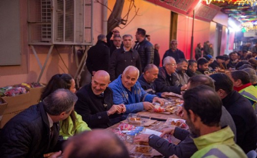 Soyer, Kemeraltı'nda işçilerle kahvaltı yaptı