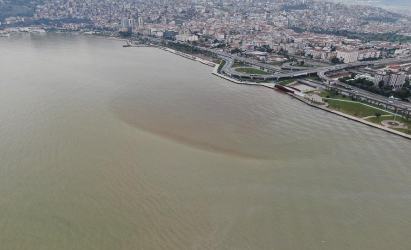 Yağmurun ardından İzmir Körfezi'nin rengi değişti