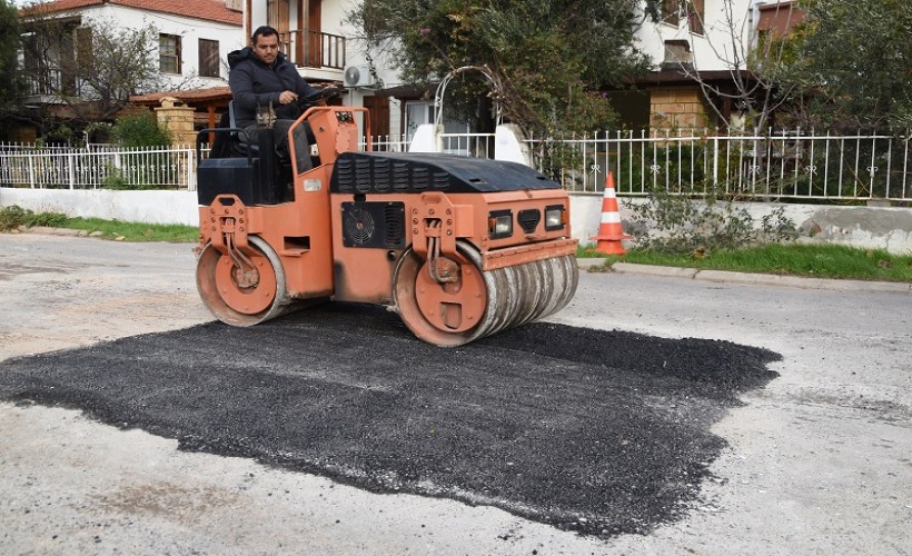 Yenifoça’da asfalt yol onarımları devam ediyor