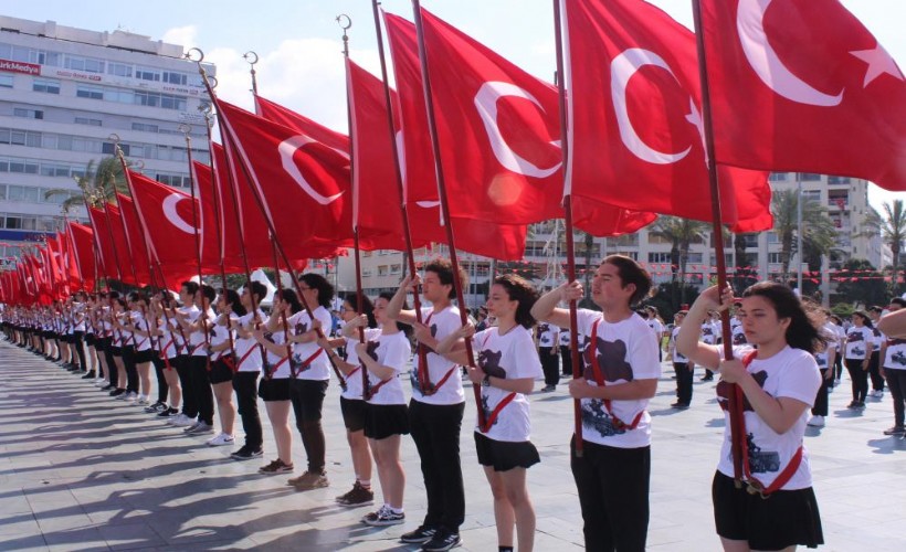 19 Mayıs İzmir'de coşkuyla kutlandı