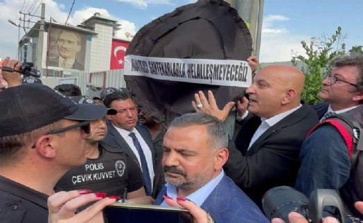 CHP İzmir İl Örgütünden AK Parti İzmir'e çelenk