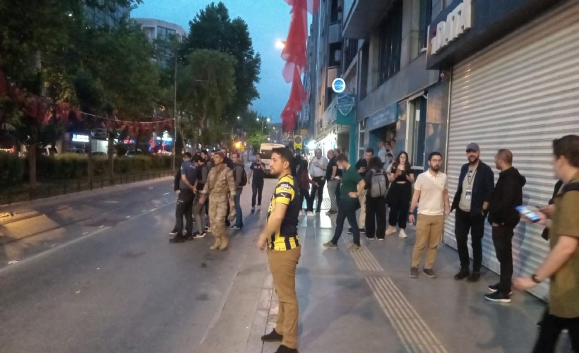 İzmir'de CHP seçim ofisi önünde AK Partililerle CHP'liler arasında gerginlik!