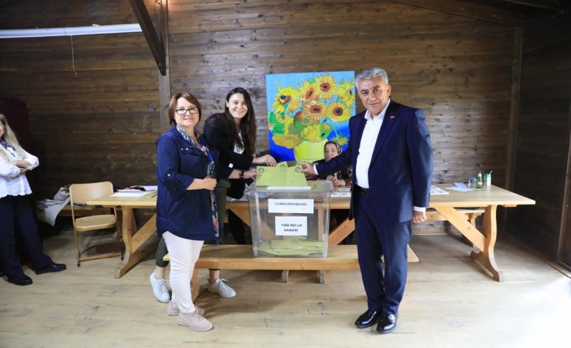 İzmir'in ilçe belediye başkanları ikinci tur için oylarını kullandı
