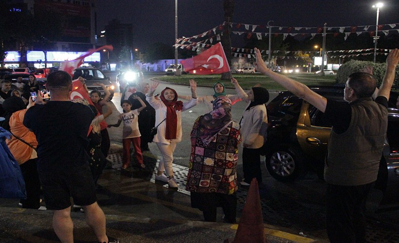İzmir’de Erdoğan’ın zaferi kutlandı