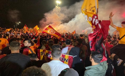 İzmir'de Galatasaray'ın şampiyonluğu coşkuyla kutlandı