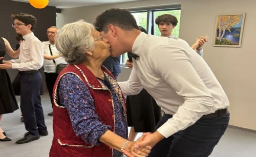 Karşıyaka'da çınarlar ve gençler, Gündüz Yaşam Merkezi'nde buluştu