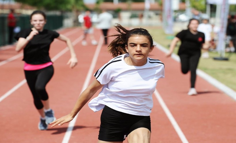 Karşıyakalı genç atletler 19 Mayıs için piste çıktı