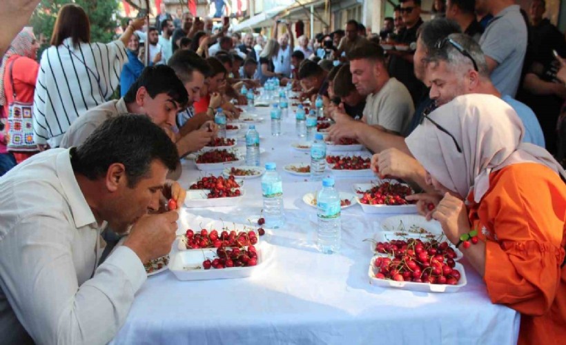 Alaşehir'de kiraz yeme yarışması yapıldı: 2 kilo kiraz yenildi