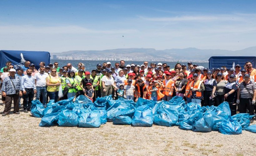 Başkan Soyer daha temiz bir İzmir için çocuklar ve gönüllülerle atık topladı