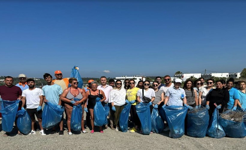 Seferihisar'da 'Dünya Çevre Günü'nde plaj temizliği