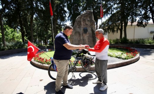 Cumhuriyet'in 100. yılı anısına Sivas'tan Karşıyaka'ya pedalladı