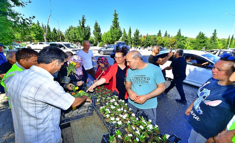 İzmir Büyükşehir Belediyesi’nden mezarlıklarda çiçek sürprizi