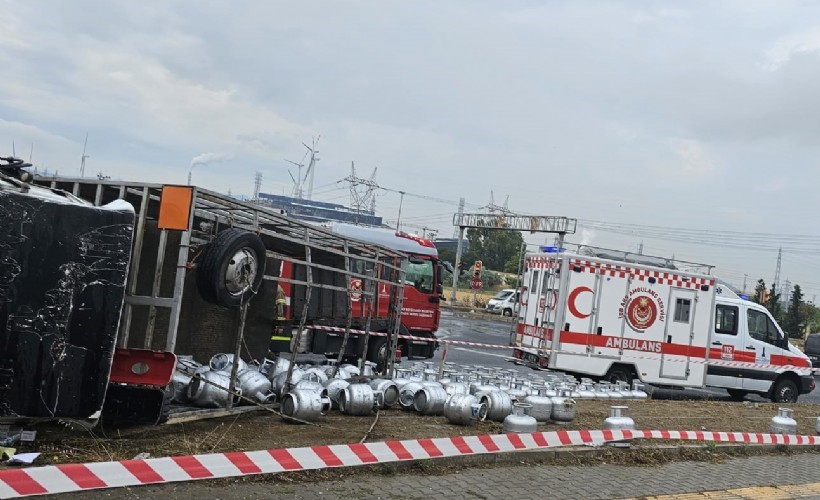 İzmir'de faciadan dönüldü: Tüp kamyonu ile tır çarpıştı