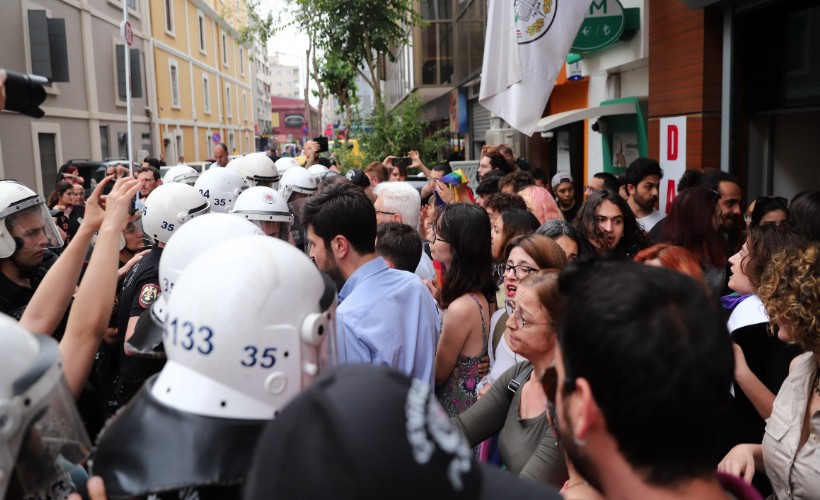 İzmir'de öğrencilere polis müdahalesi