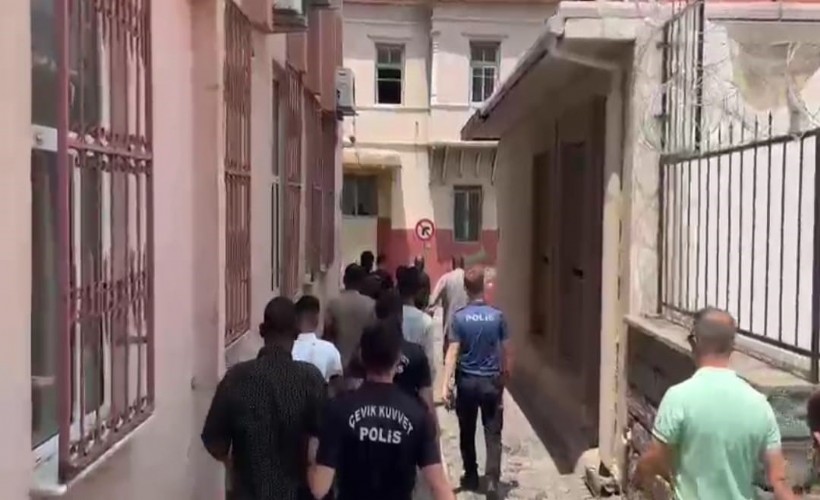 İzmir polisi göçmenleri kıskaca aldı: 109 kişi yakalandı