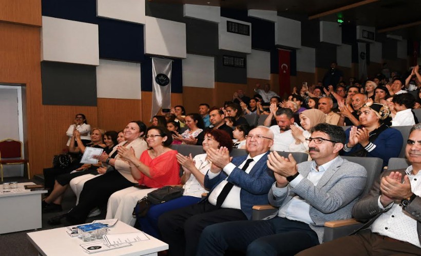 Karabağlar Belediyesi Çocuk Korosu ilk konserini verdi