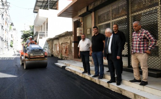 Karabağlar'da asfalt atağı devam ediyor