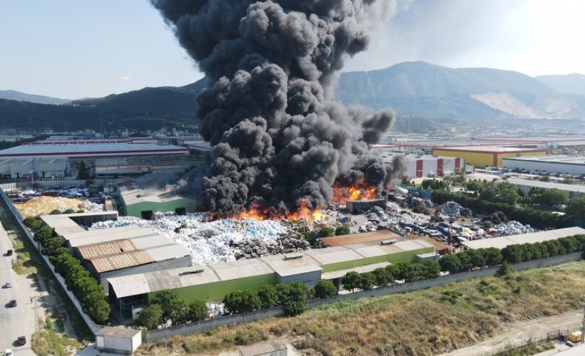 Manisa'da geri dönüşüm tesisinde yangın! Dumanlar İzmir'e ulaştı