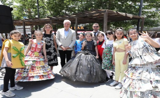 Narlıdere Belediyesi'nin Dünya Çevre Günü için defile düzenledi