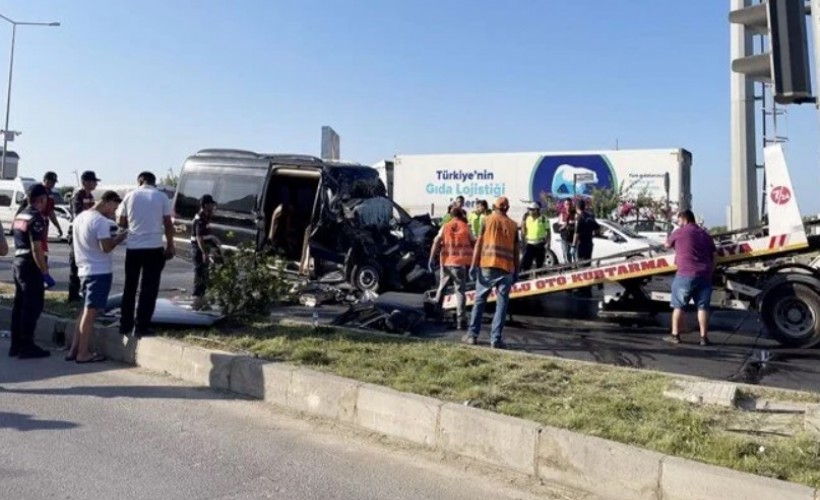 Alanya'da tur minibüsü TIR'la çarpıştı: 2 kişi öldü, 12 kişi yaralandı