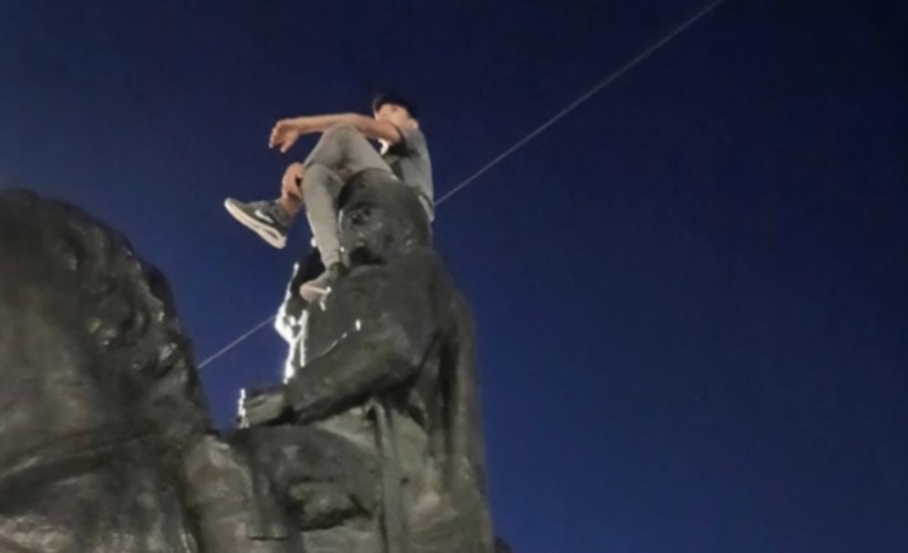 Atatürk heykelinin üstüne çıkan Suriyeli çocuk gözaltına alındı